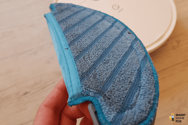 Dreckiger Wischmopp des Yeedi Vac Max wird nach dem Wischen in den Händen gehalten